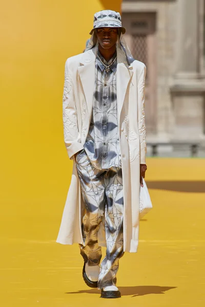 Look 64